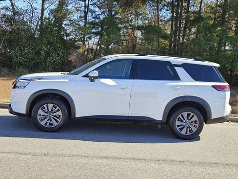 Used 2024 Nissan Pathfinder SV image 7
