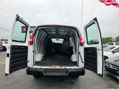 Used 2017 Chevrolet Express 2500 RWD image 32