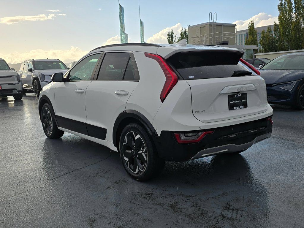 Certified 2023 Kia Niro Wave w/ Wave Preserve Package FWD image 7