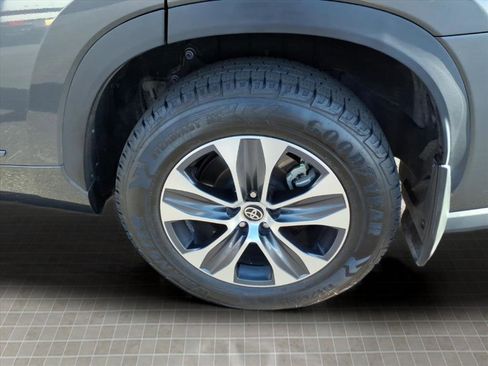 Used 2022 Toyota Highlander XLE image 7