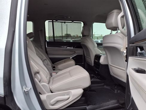 Used 2022 Jeep Wagoneer Series III w/ Convenience Group I AWD/4WD image 29