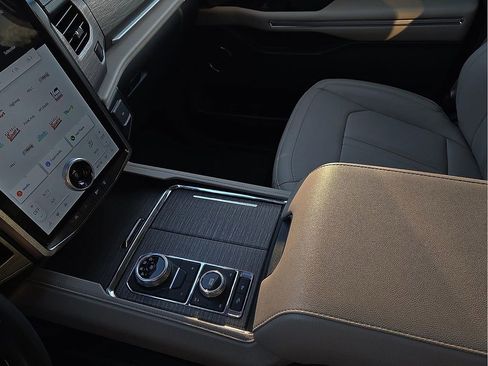 Used 2024 Ford Expedition Limited image 20