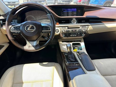 Used 2017 Lexus ES 350 w/ Luxury Package FWD image 4