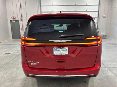 New 2026 Chrysler Pacifica Select image 7