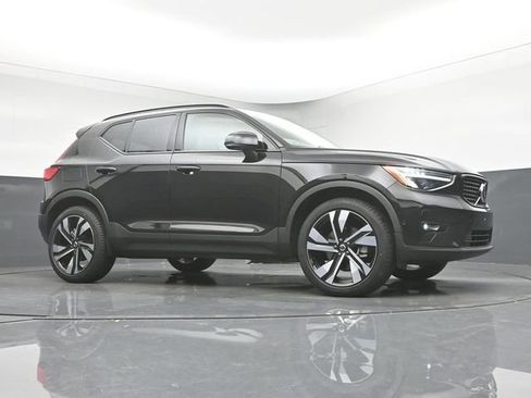 Used 2024 Volvo XC40 B5 Plus w/ Climate Package image 38