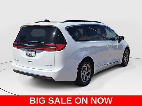 Used 2023 Chrysler Pacifica Limited FWD image 3
