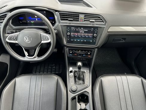 Used 2022 Volkswagen Tiguan SE w/ Panoramic Sunroof Package image 14