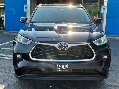 Used 2025 Toyota Highlander XLE FWD image 2