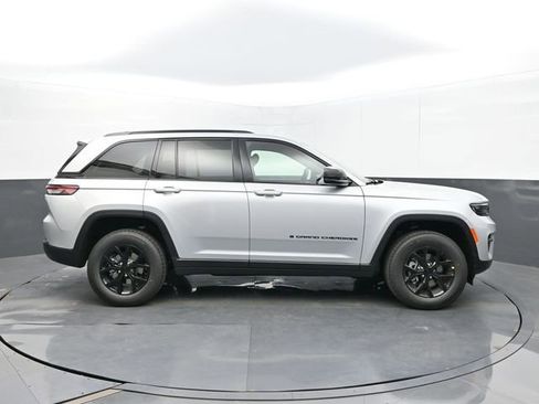 New 2025 Jeep Grand Cherokee Laredo image 6