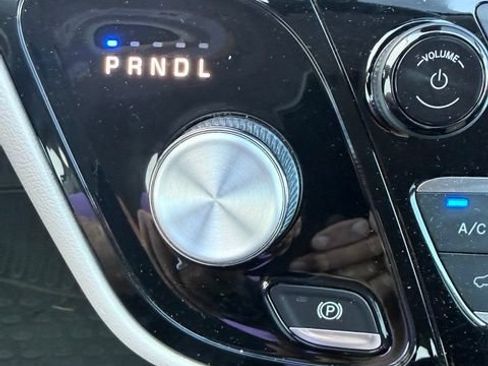 Used 2022 Chrysler Pacifica Touring-L FWD image 31