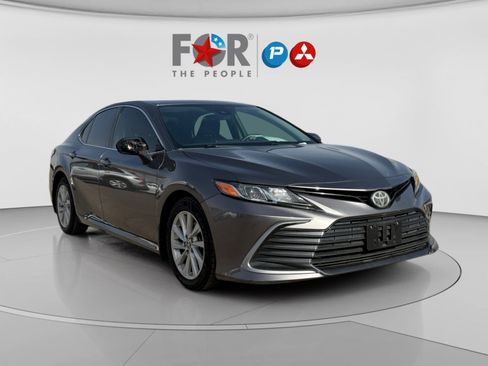 Used 2021 Toyota Camry LE image 7