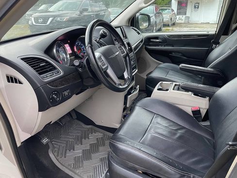 Used 2013 Chrysler Town & Country Touring FWD image 13
