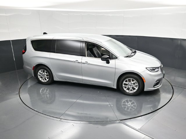 Used 2024 Chrysler Pacifica Touring-L FWD image 48