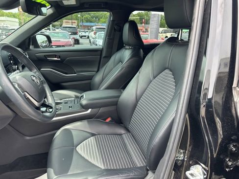 Used 2022 Toyota Highlander XSE FWD image 9