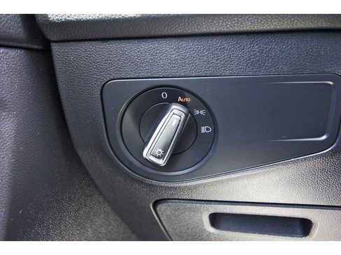 Used 2022 Volkswagen Tiguan SE image 21