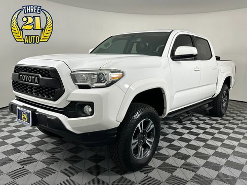 Used 2017 Toyota Tacoma SR5 w/ Tow Package AWD/4WD image 1