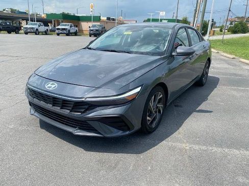Used 2025 Hyundai Elantra SEL FWD image 3