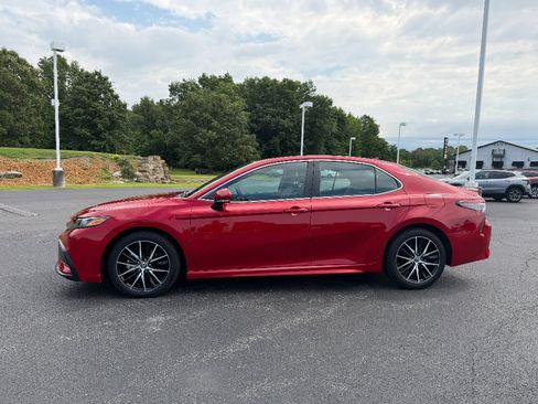 Used 2023 Toyota Camry SE FWD image 4