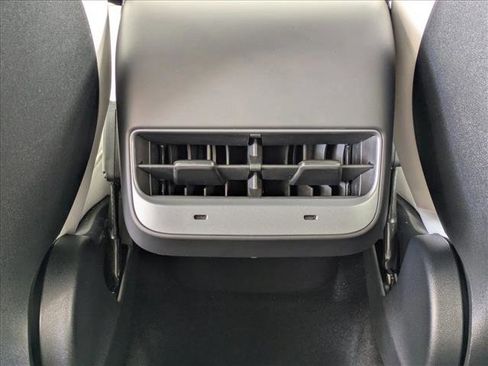 Used 2024 Tesla Model Y Long Range AWD/4WD image 21