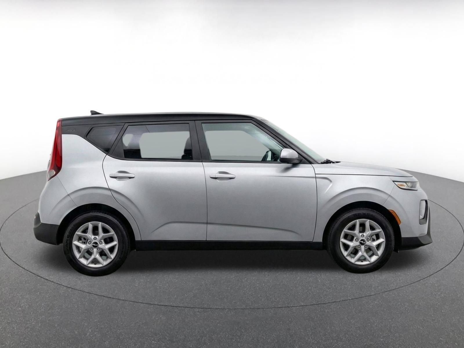 Used 2025 Kia Soul LX w/ LX Technology Package FWD image 9