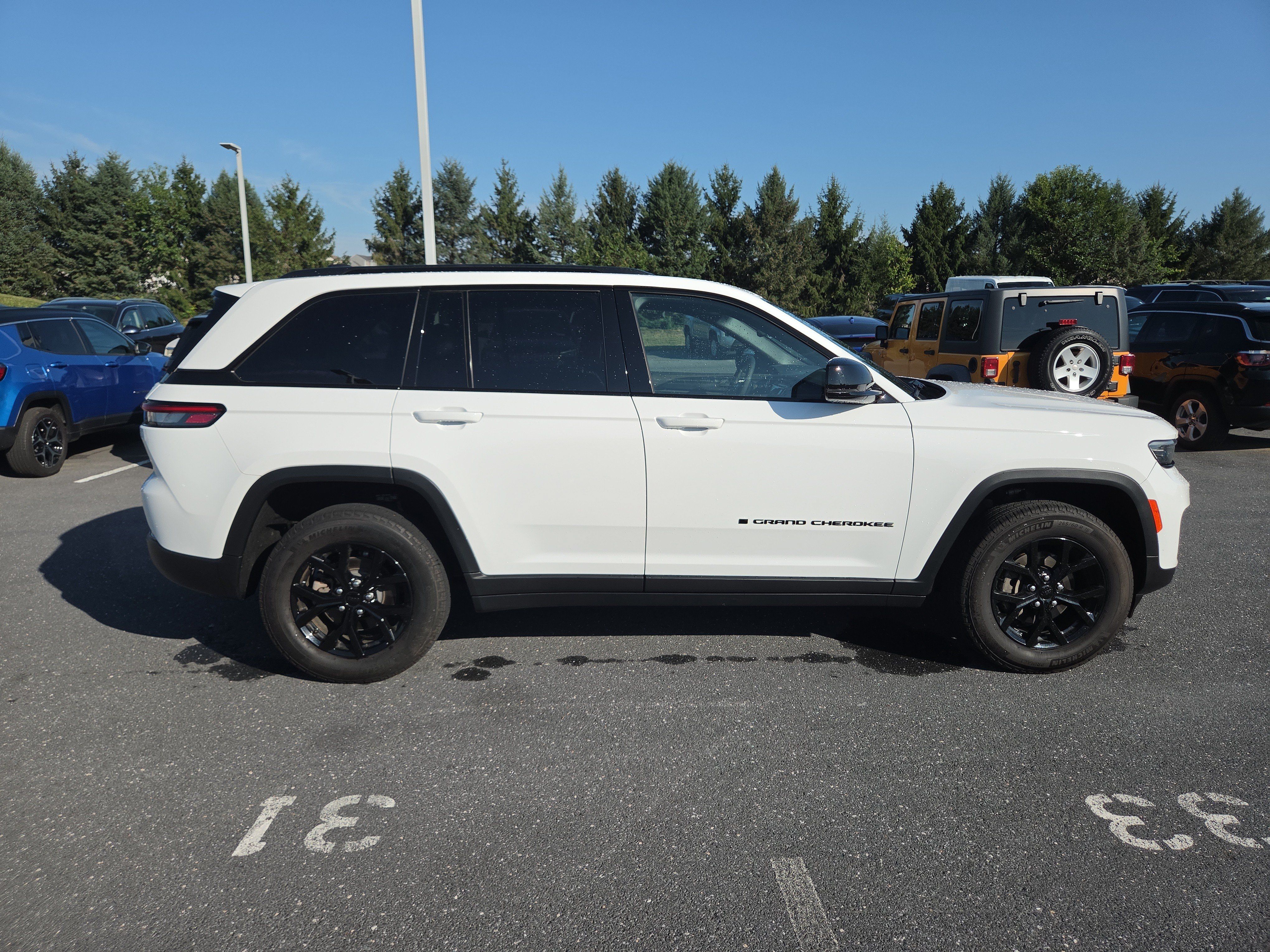 Used 2024 Jeep Grand Cherokee Altitude AWD/4WD image 16