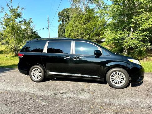 Used 2011 Toyota Sienna Limited image 2
