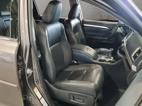 Used 2019 Toyota Highlander XLE AWD/4WD image 25