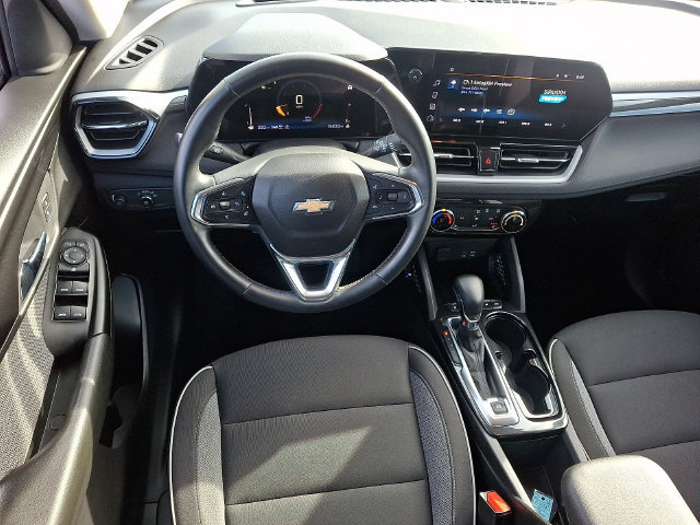Used 2024 Chevrolet TrailBlazer LT w/ LT Cold Weather Package AWD/4WD image 2