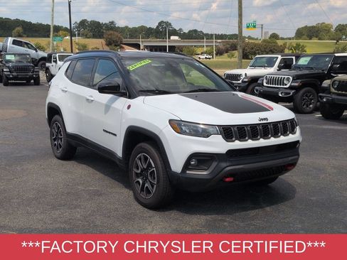 Used 2025 Jeep Compass Trailhawk w/ Trailer Tow Group AWD/4WD image 2