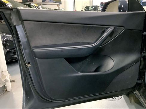 Used 2022 Tesla Model Y Long Range image 19