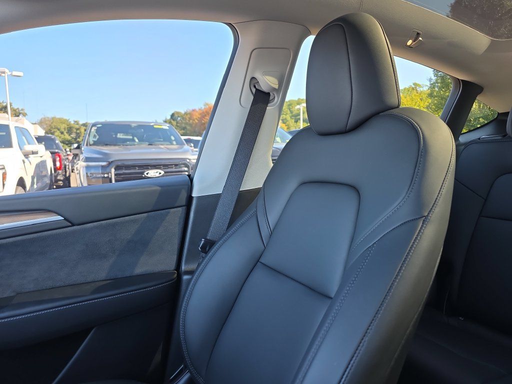 Used 2024 Tesla Model Y Long Range AWD/4WD image 39