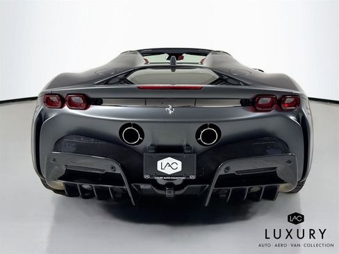 Used 2022 Ferrari SF90 Spider image 6
