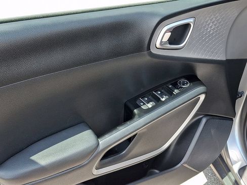 Used 2025 Kia Soul LX w/ LX Technology Package FWD image 12