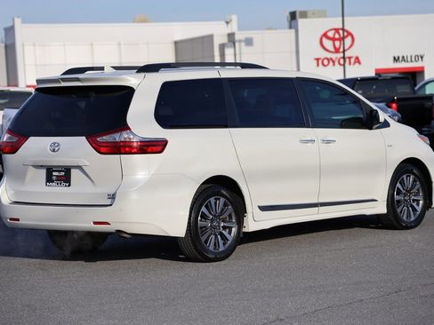 Used 2018 Toyota Sienna XLE image 4