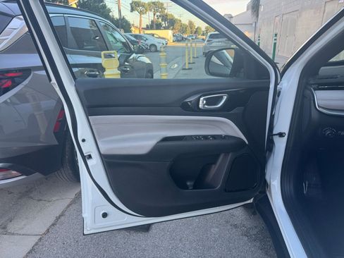 Used 2025 Jeep Compass Limited image 20