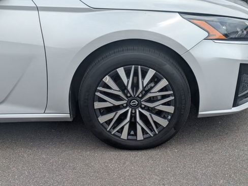 Used 2024 Nissan Altima 2.5 SV FWD image 11