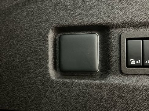 Used 2023 Chevrolet Suburban LT w/ Luxury Package image 33