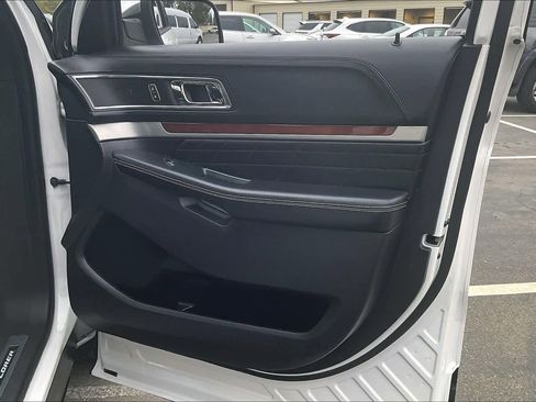 Used 2019 Ford Explorer Platinum image 25