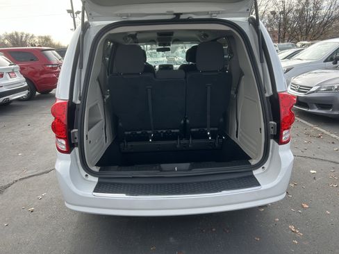 Used 2017 Dodge Grand Caravan SE w/ UConnect Hands-Free Group image 5