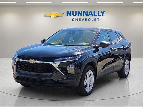 Certified 2025 Chevrolet Trax LS image 1