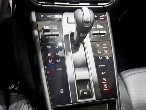 Used 2025 Porsche Macan AWD/4WD image 22
