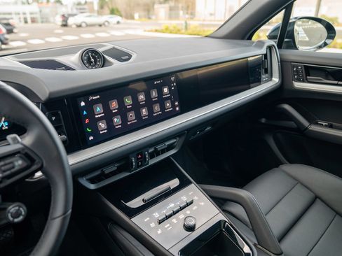 Certified 2025 Porsche Cayenne image 16