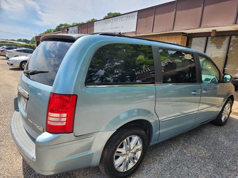 Used 2009 Chrysler Town & Country Touring FWD image 1