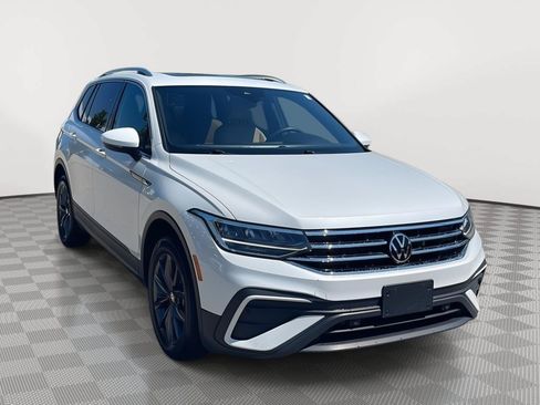 Used 2023 Volkswagen Tiguan SE w/ Panoramic Sunroof Package FWD image 3