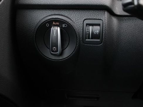 Used 2017 Volkswagen Tiguan S image 8