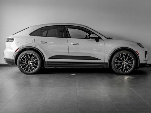 Certified 2025 Porsche Macan 4 Electric image 8