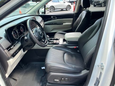 Used 2024 Kia Carnival EX FWD image 9