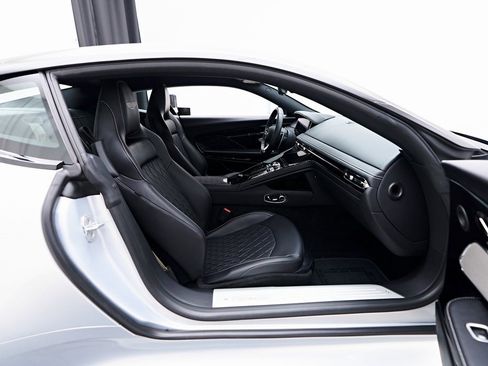 Used 2024 Aston Martin DB12 Coupe image 32