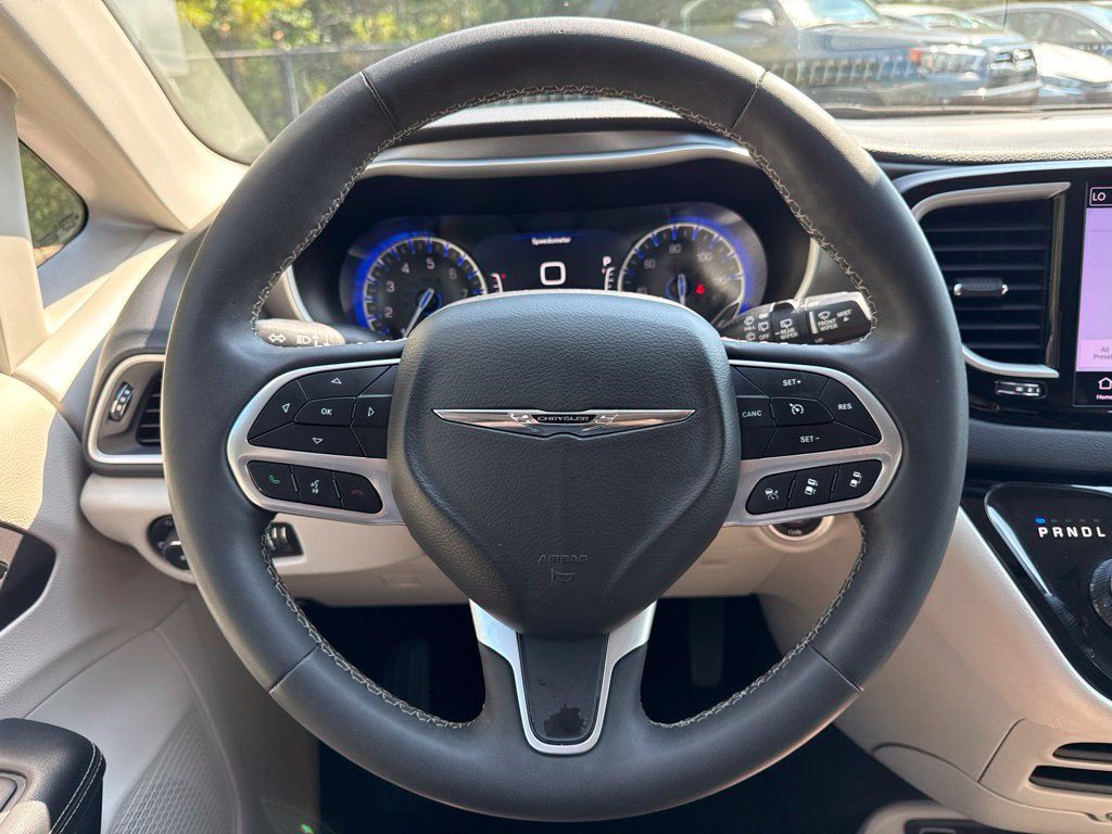 Used 2024 Chrysler Pacifica Touring-L FWD image 23
