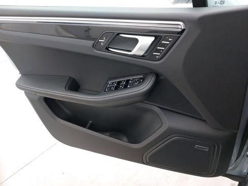 Certified 2025 Porsche Macan image 28